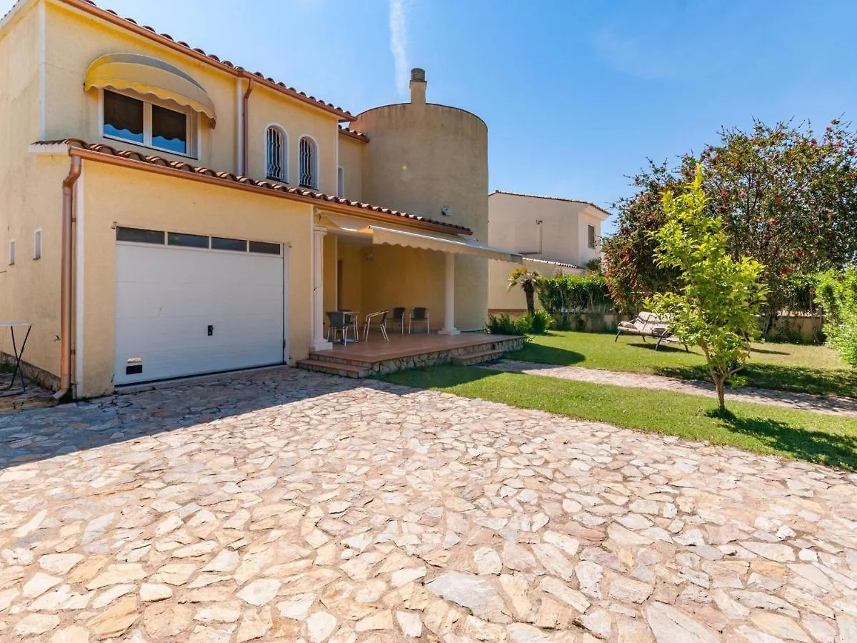 Appealing Holiday Home In Sant Pere Pescador With Garden 0*,