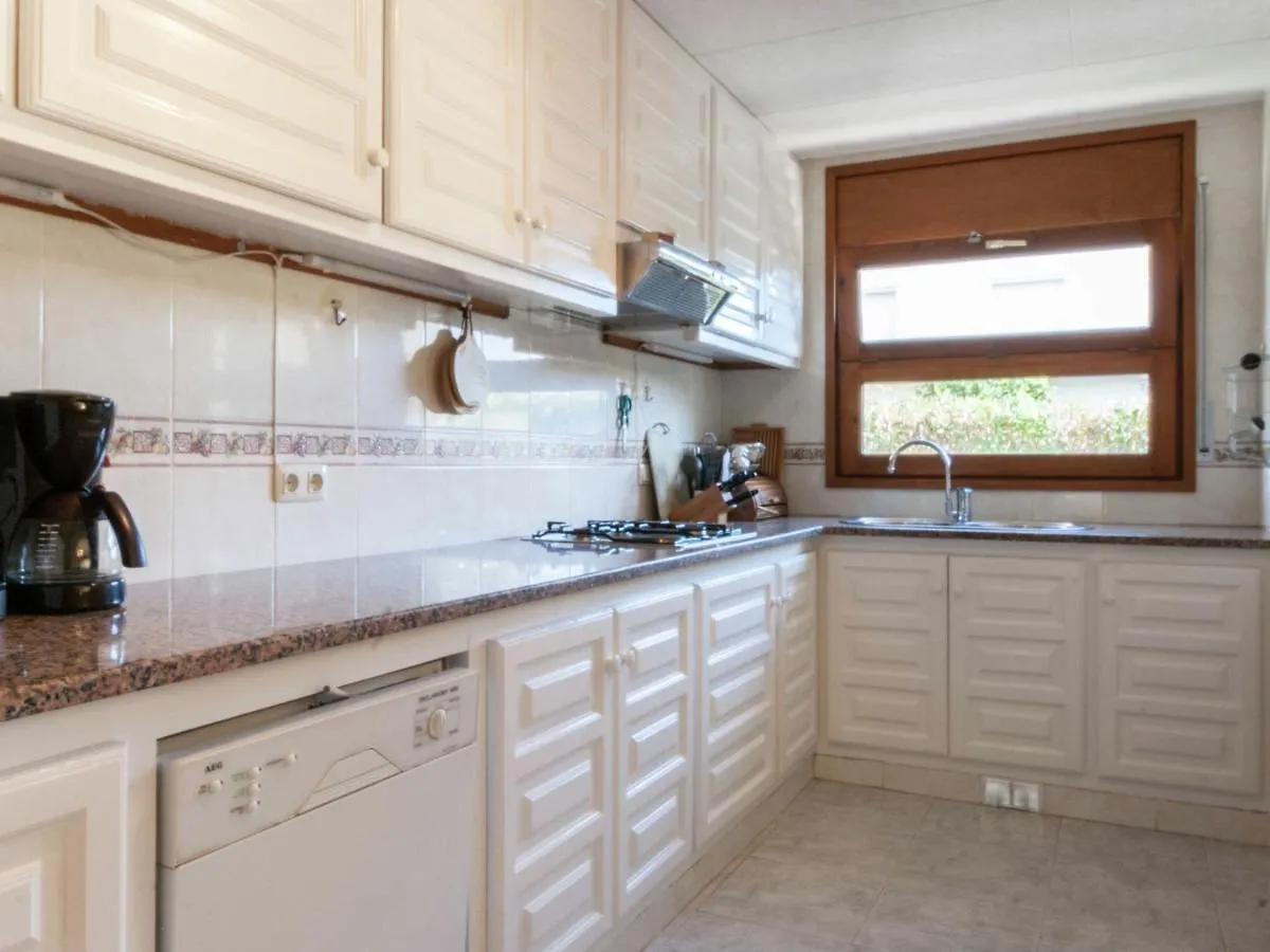 Appealing Holiday Home In Sant Pere Pescador With Garden Espagne
