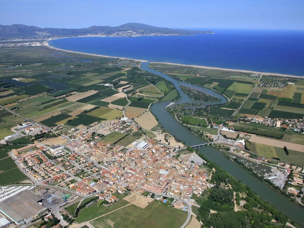 Appealing Holiday Home In Sant Pere Pescador With Garden