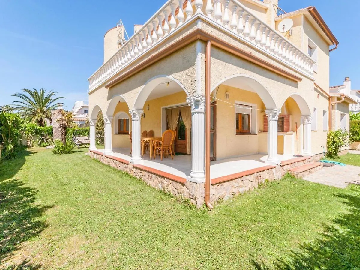 Appealing Holiday Home In Sant Pere Pescador With Garden 0*,  Espagne