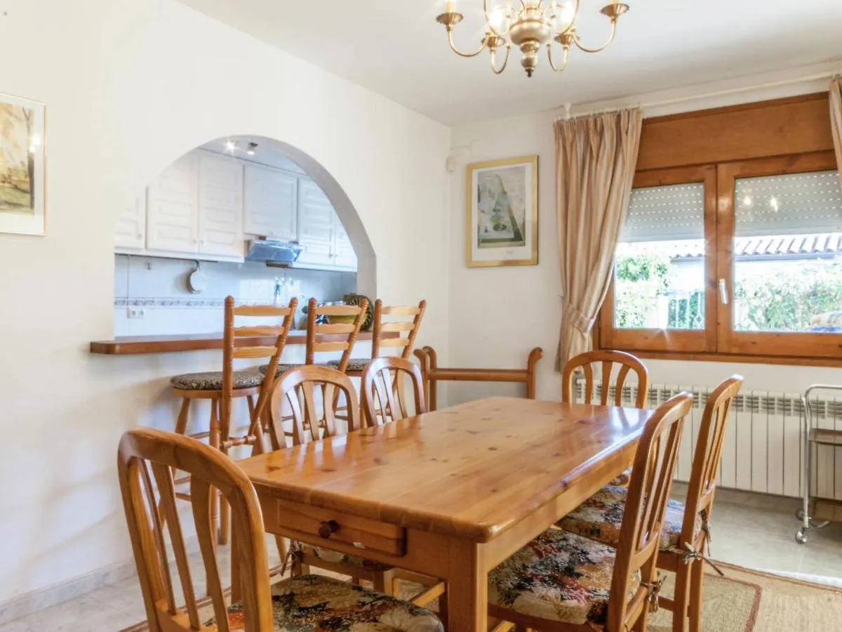 Appealing Holiday Home In Sant Pere Pescador With Garden Espagne
