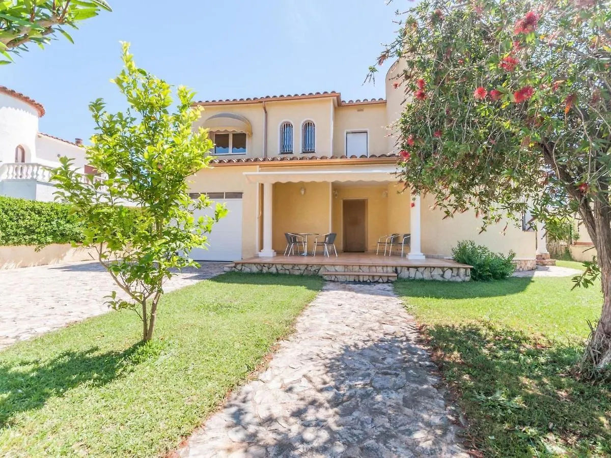 Appealing Holiday Home In Sant Pere Pescador With Garden Espagne
