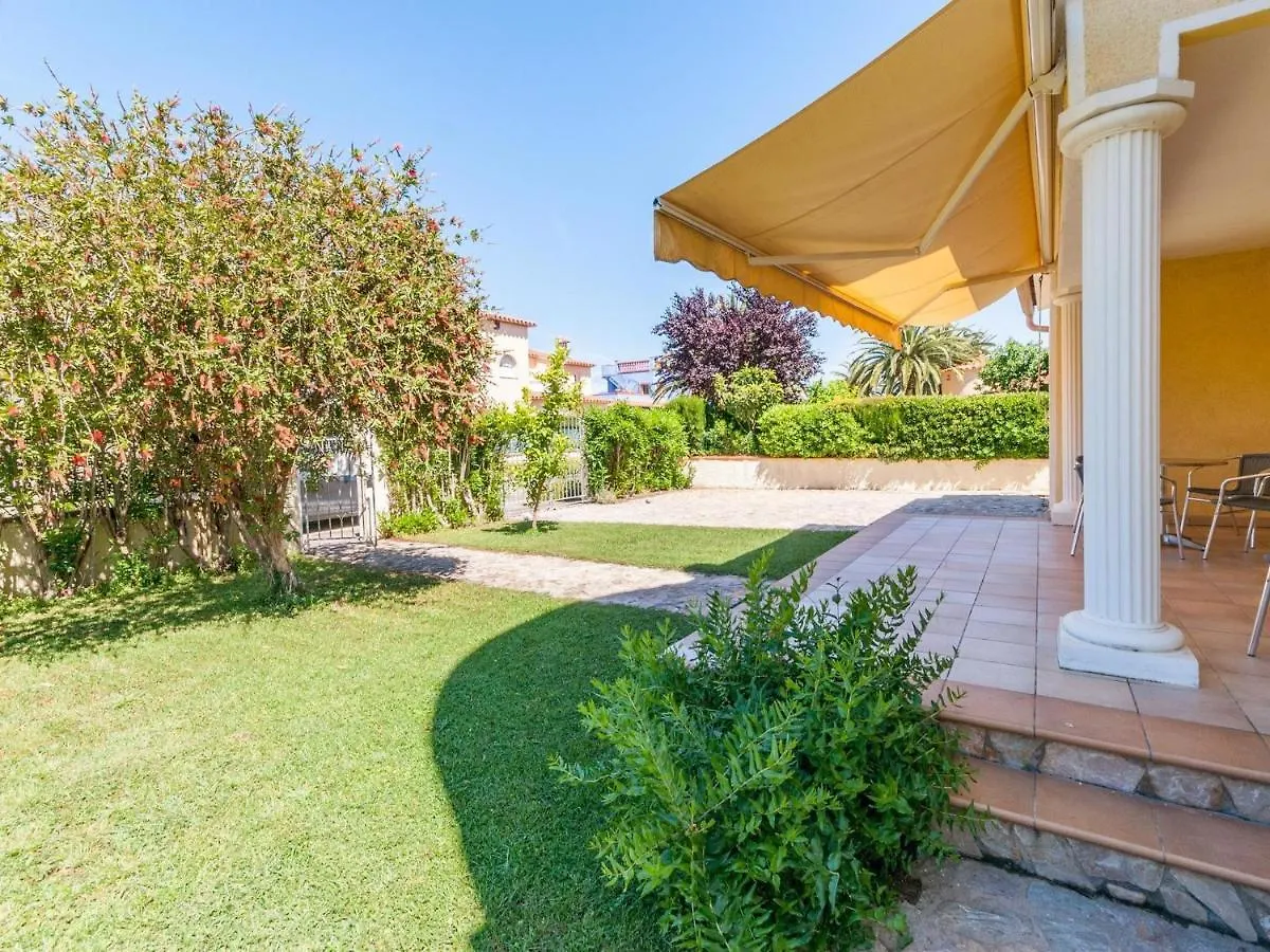 Appealing Holiday Home In Sant Pere Pescador With Garden 0*,  Espagne