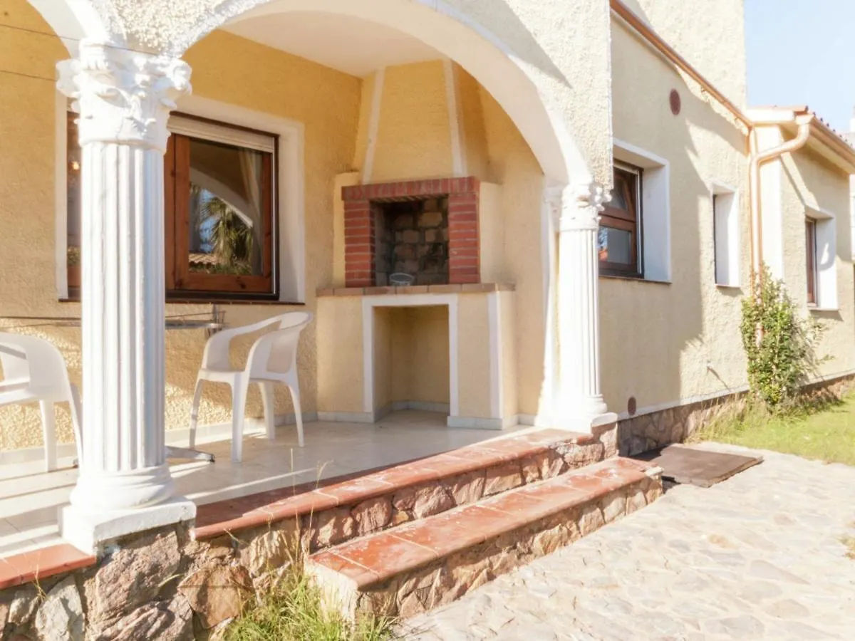 Appealing Holiday Home In Sant Pere Pescador With Garden Espagne
